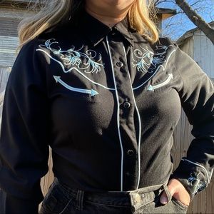 SOLD!! VINTAGE Western Wear 🐄🤠🖤💙